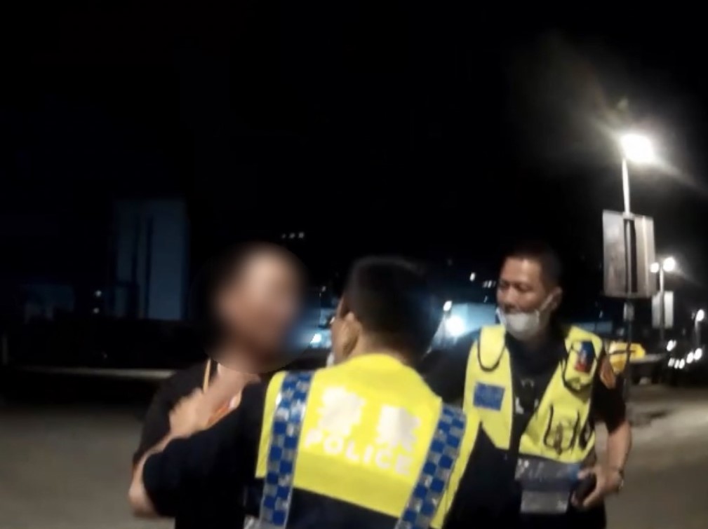 未戴安全帽見警棄車狂奔 機車男涉擁毒丟包被逮 222 未戴安全帽見警棄車狂奔 機車男涉擁毒丟包被逮 221