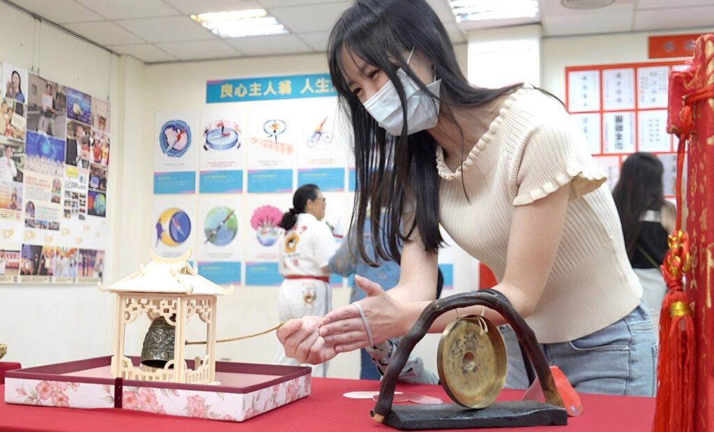 ▲敲良心鐘許願力,凝聚好念,人人都是良心天使。(記者李欣翻攝)