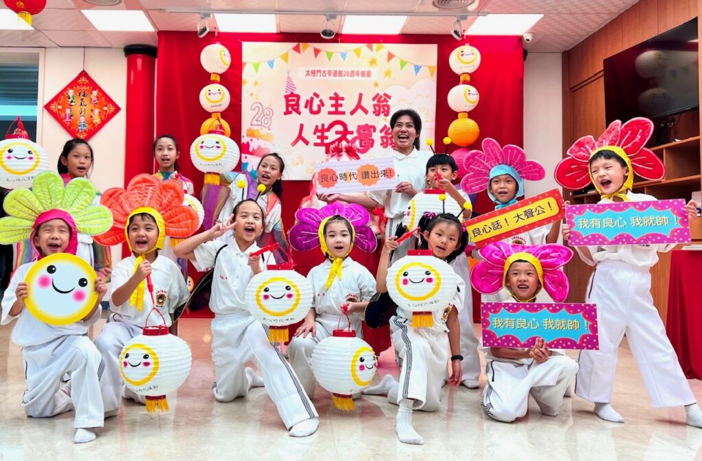 ▲小小師兄姊化身花朵、蝴蝶、蜜蜂跳出「世界真明亮」,天真的笑容,童稚的舉手投足,溫暖所有觀眾的心。(記者李欣翻攝)