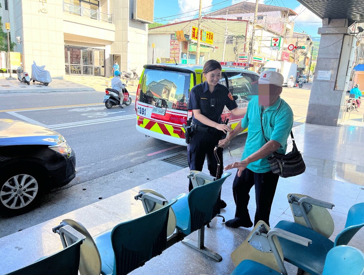 71歲老翁拄拐杖倒臥路旁 女警細心拼揍關鍵字即時救助
