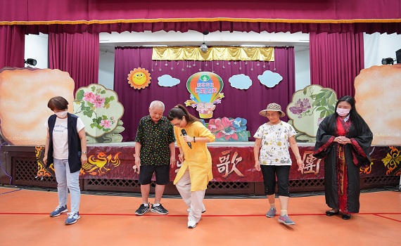 新北市文基會攜手新莊歌劇團 仁愛之家爺奶歡喜歌仔戲身段