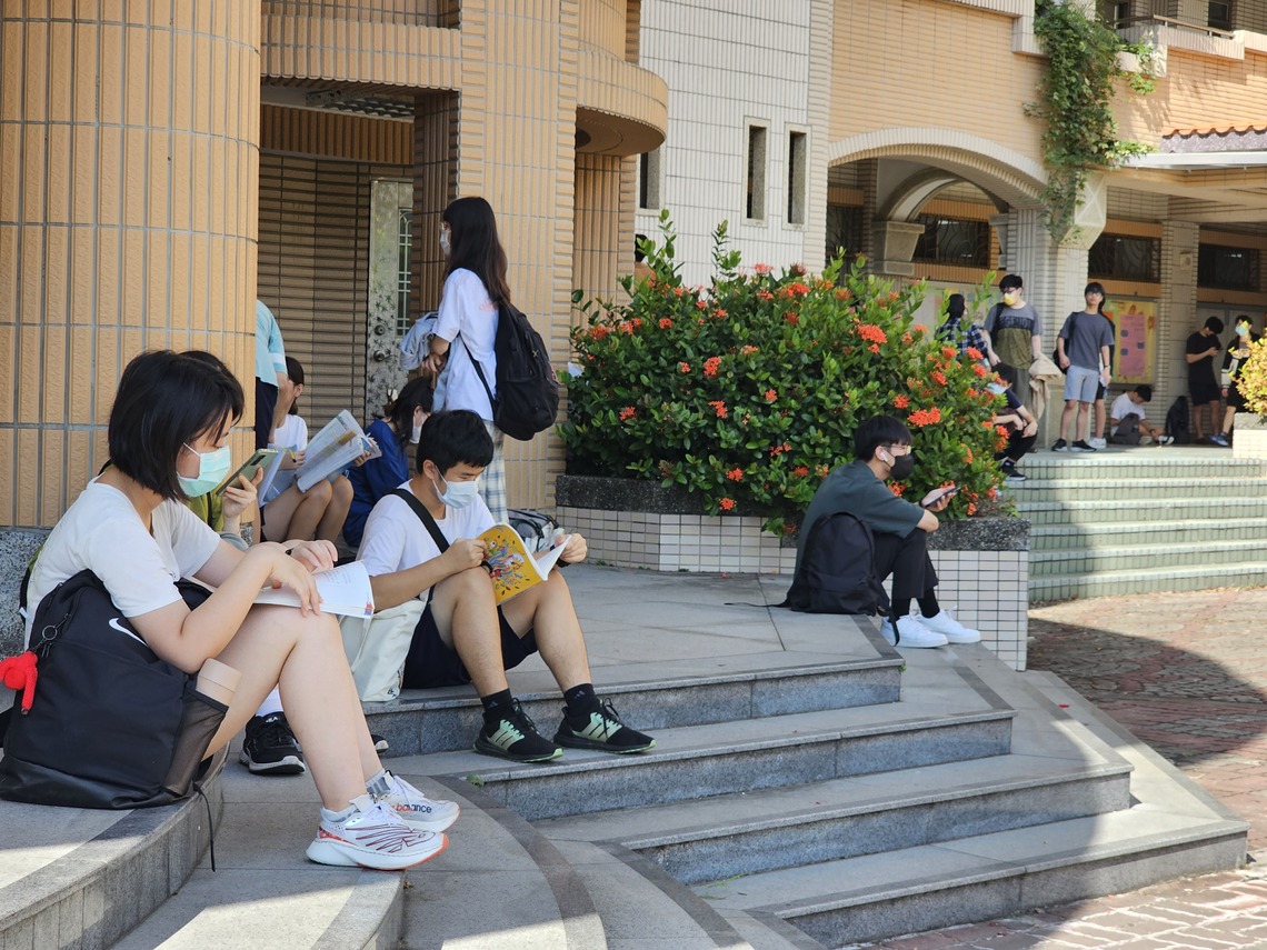漾新聞|大學分科考高雄考生反映物理比去年簡單、化學考題偏難、數學甲考題難易度中等偏難，而生物考科則偏易