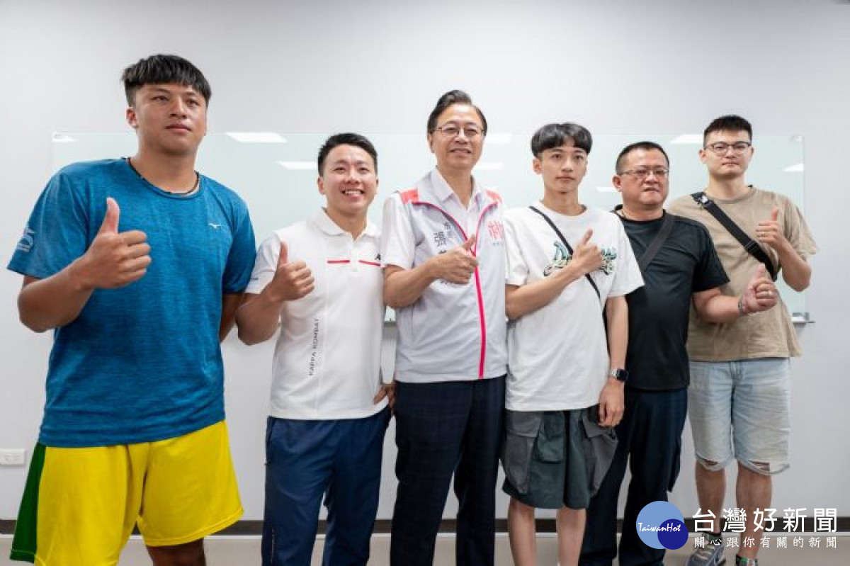 市長與上榜的準清潔隊員們合影。