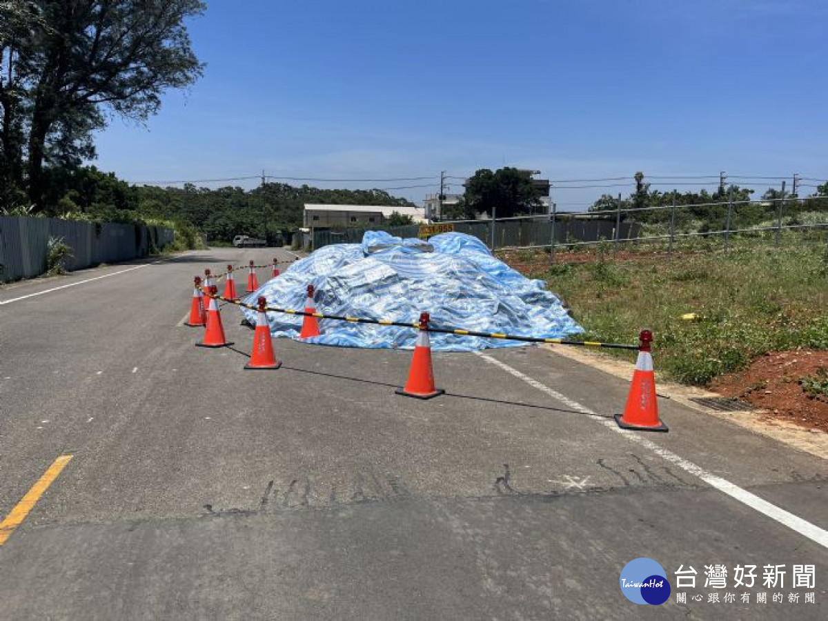 恐使用路人發生車禍危害用路人安全,以帆布進行覆蓋並設置警示錐及警示燈。<br /><br /> <br /><br />