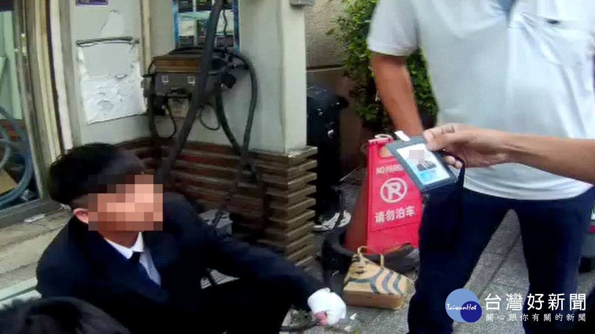 天下沒有白吃的午餐,警便當店前逮假專員。
