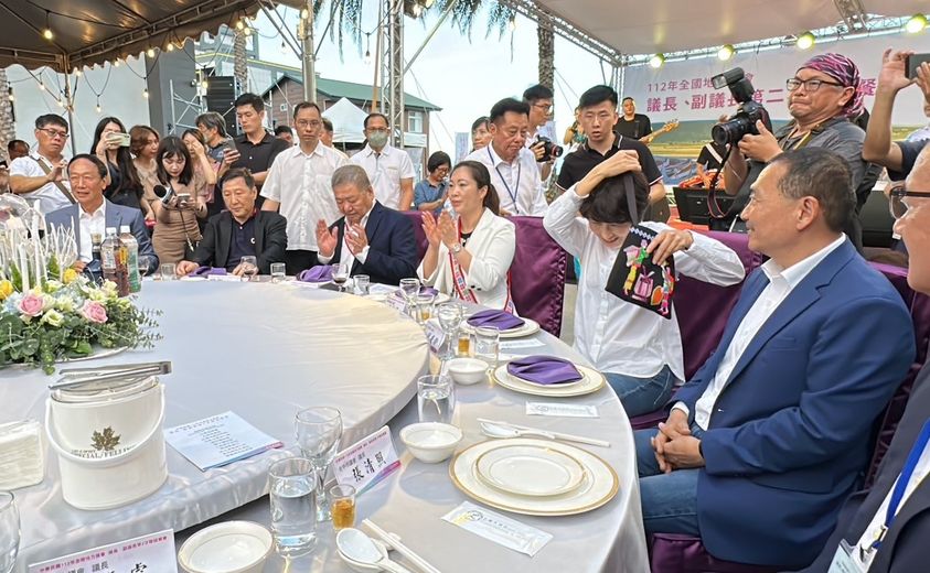 侯友宜(右1)今晚赴台東出席全國地方議會議長、副議長餐敘,郭台銘(左1)也出席這場餐敘。林泊志攝