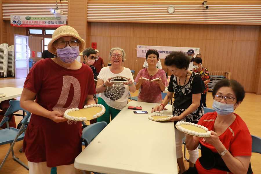長輩開心展示齒模製作成果。