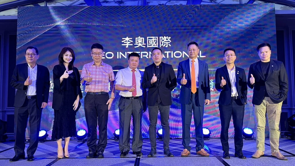 李奧國際王孝璿董事長（右四），納斯達克IPO上市輔導啓動儀式與各品牌貴賓合影。(圖／蘇松濤攝影)