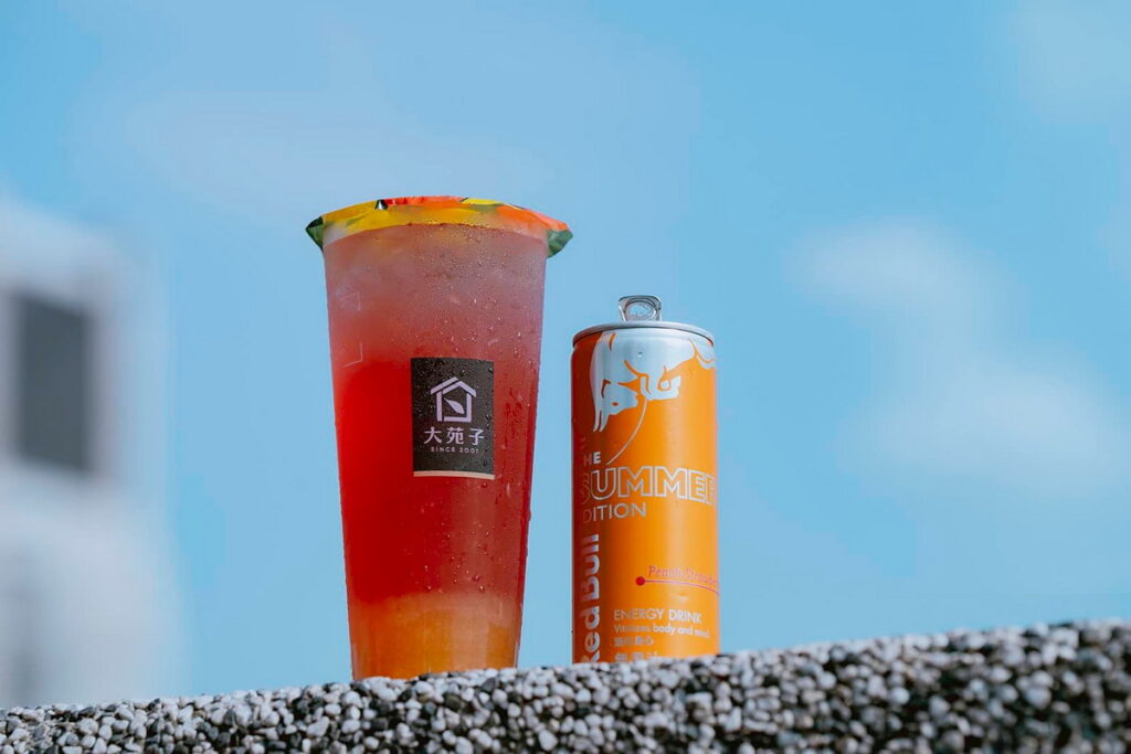 Red Bull攜手善於翻玩鮮果飲的大苑子,即日起共同推出「Red Bull能量小桃氣」,以百分百鮮搾葡萄柚汁,搭配Red Bull Summer Edition 蜜桃草莓風味。