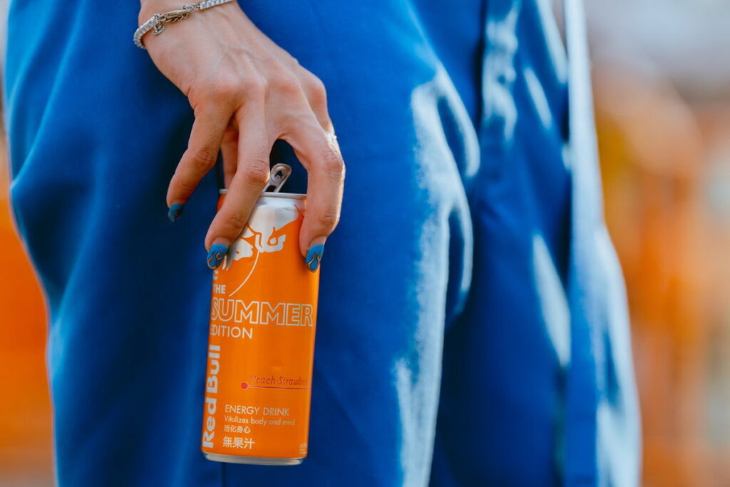 Red Bull Summer Edition蜜桃草莓風味瓶身展現夏季豔陽風情,飽滿的果實香酸與氣泡完美融合。