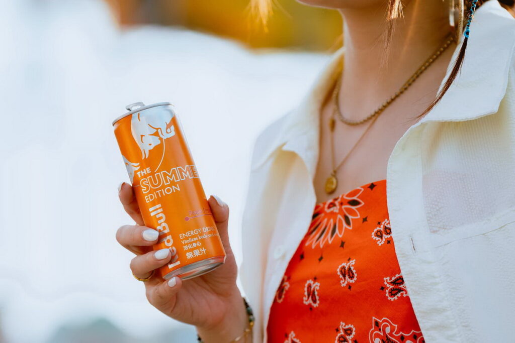 Red Bull Summer Edition蜜桃草莓風味瓶身展現夏季豔陽風情,飽滿的果實香酸與氣泡完美融合。