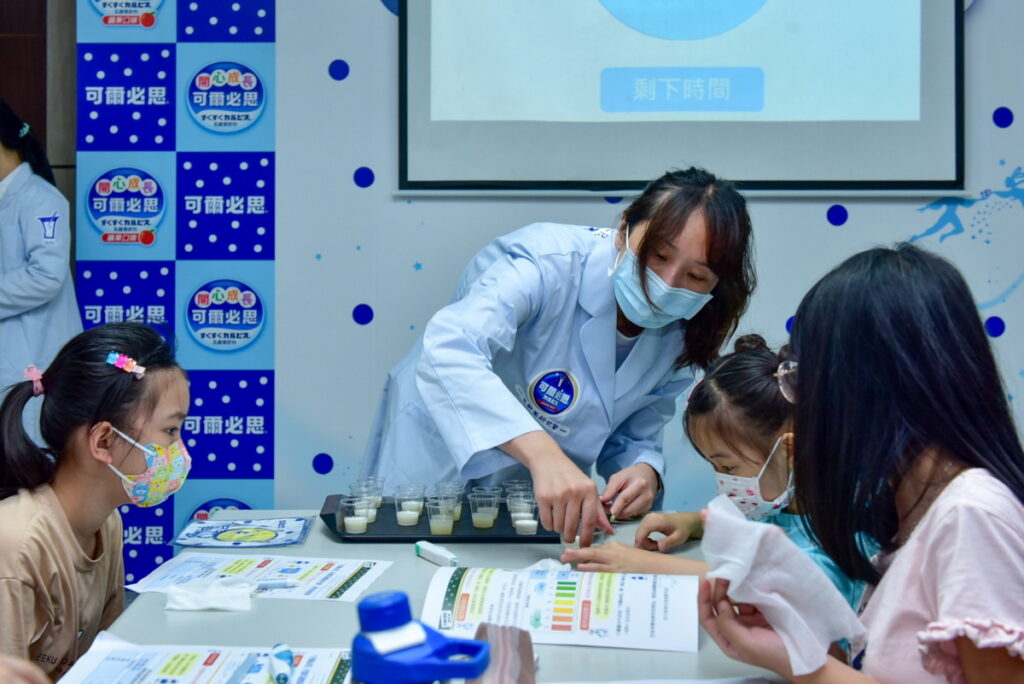 課程透過乳酸菌博士專業講解與孩童實際動手做,讓乳酸菌這個名詞不再只是遙遠的專業術語
