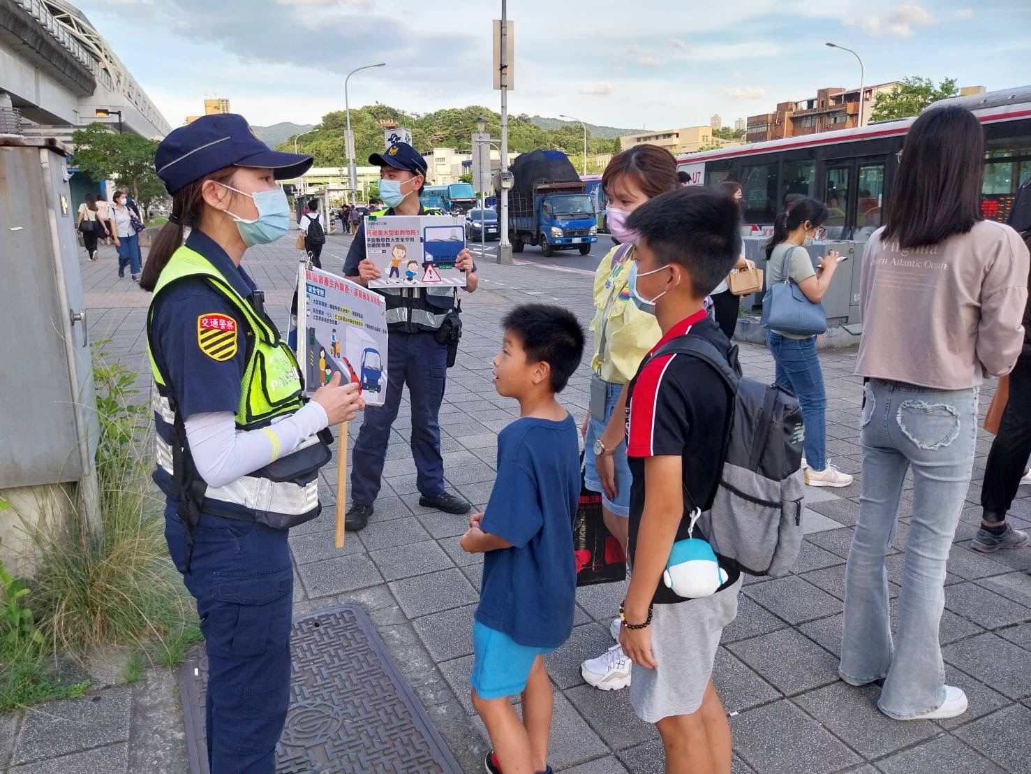 守護轄內交通安全,加強民眾安全用路觀念。