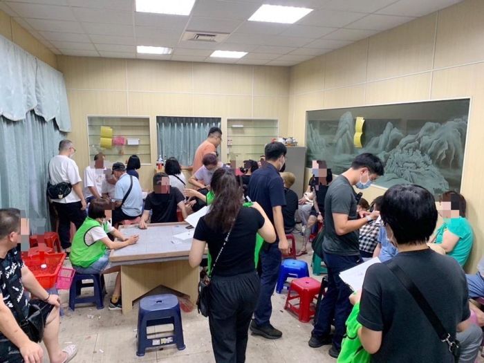天九牌賭場藏身鐵皮屋 東港警逮賭客34人