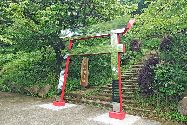 造型超獨特的「鏡之鳥居」蘊含淨化、祈福意義。 圖:ACAO SPA & RESORT/來源