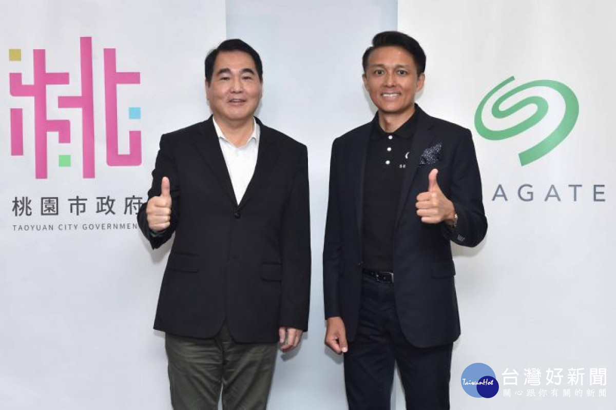 桃園市政府水務局長劉振宇(左1)與Seagate台灣總經理黃又青(右1)交流「以資料力加速永續智慧城市發展」。