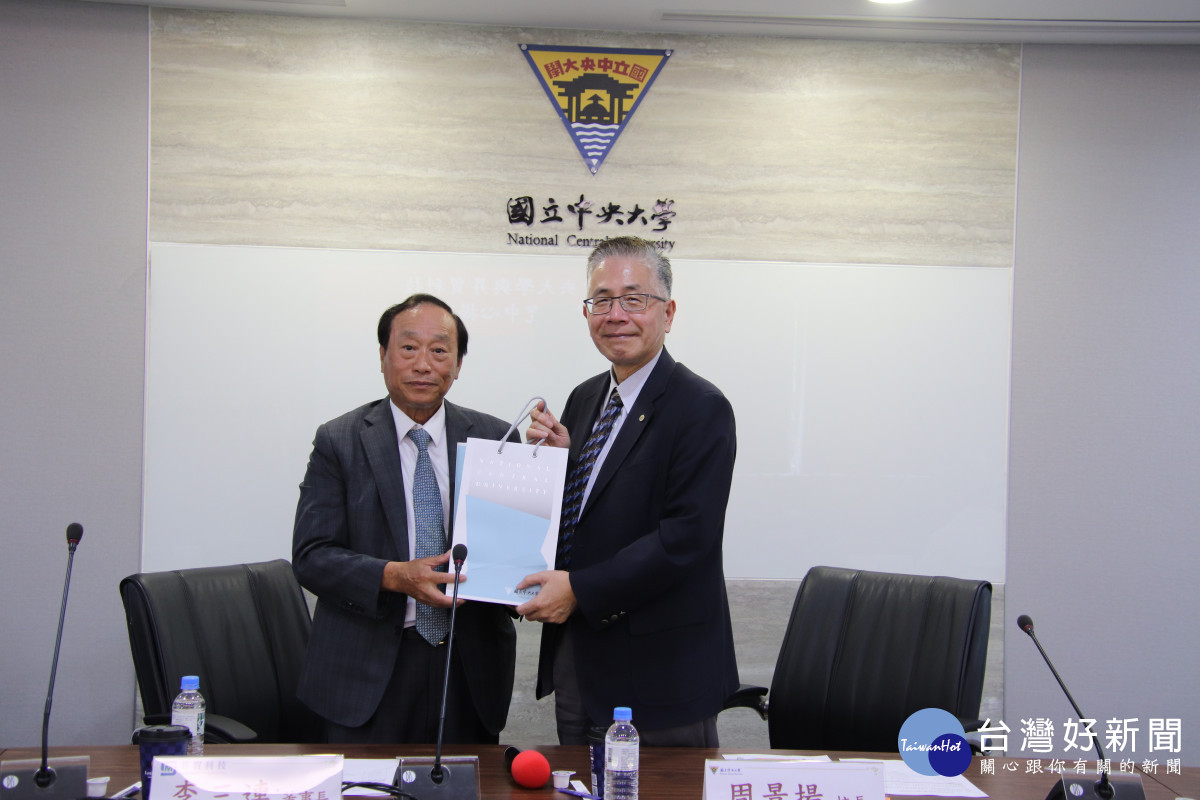 中央大學周景揚校長(右)致贈紀念品給昇貿科技李三連董事長(左),期許雙方合作有個好的開始。