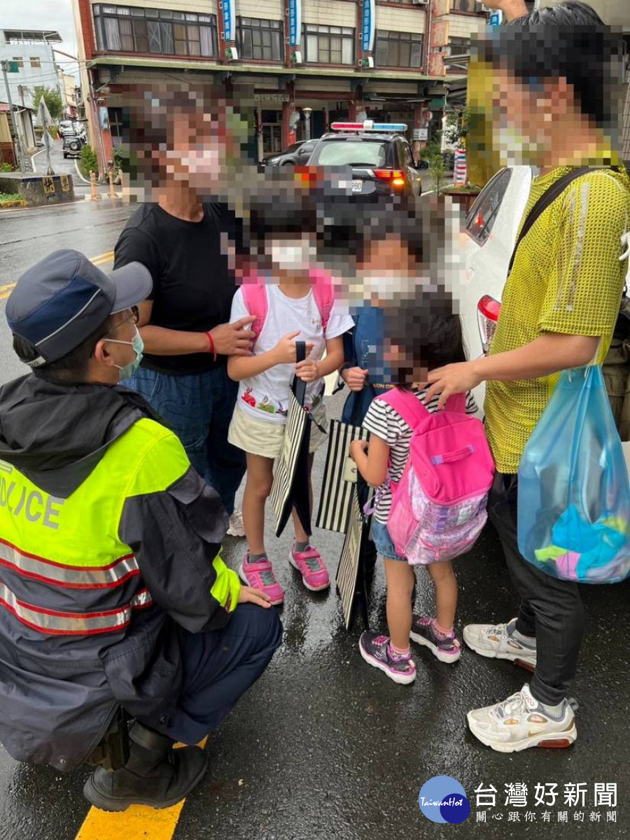孩童搭乘公車下錯站,集集警半小時內尋回