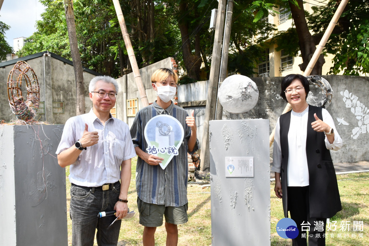 地心說作品。圖/記者鄧富珍翻攝