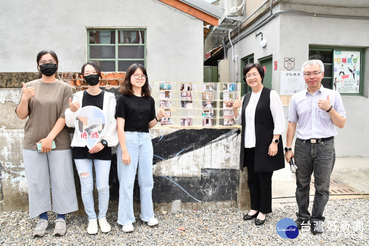 時牆作品合影。圖/記者鄧富珍翻攝