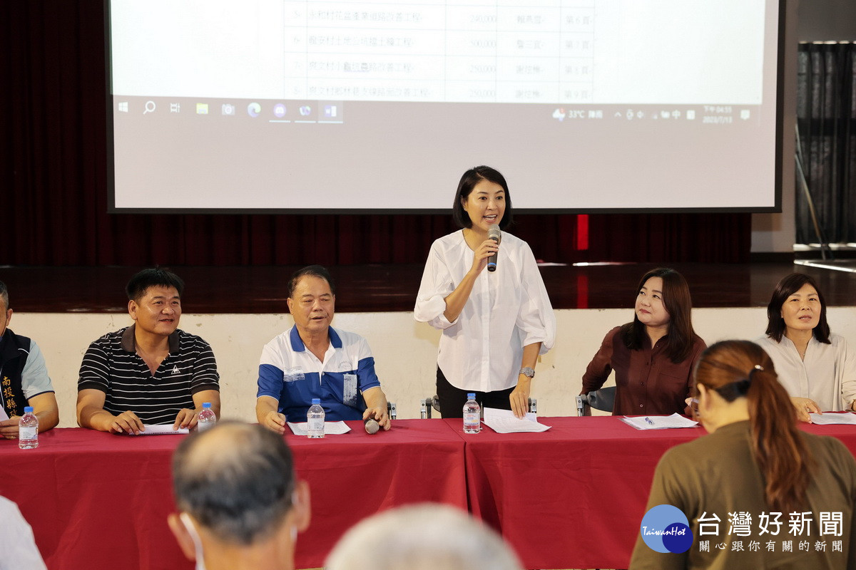 會勘完在中寮鄉公所再詳細討論公所提出的13案。(縣府提供)