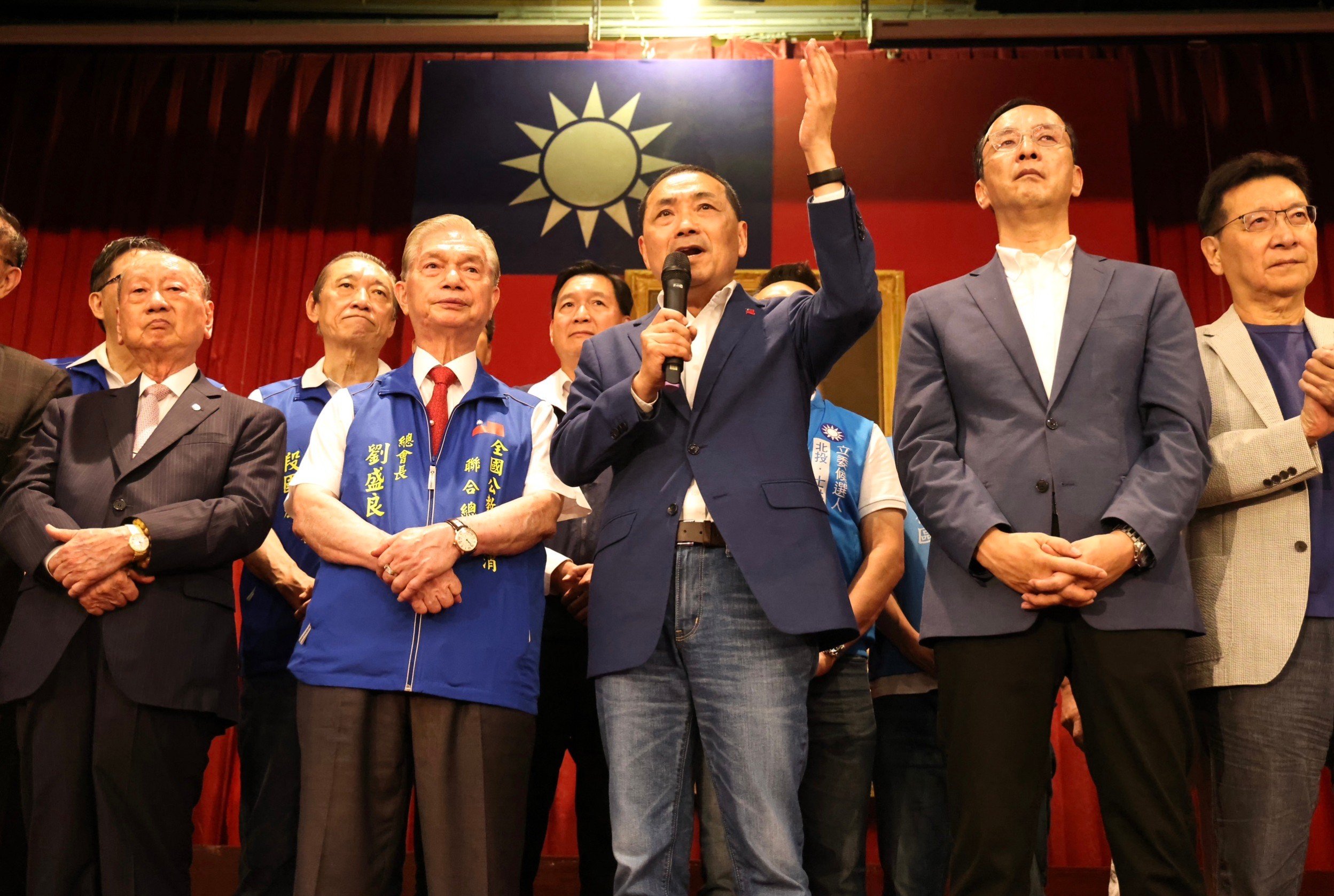 國民黨總統參選人侯友宜(右3)出席公教軍警消會員大會,喊檢討退撫法照顧退休人員。林啟弘攝