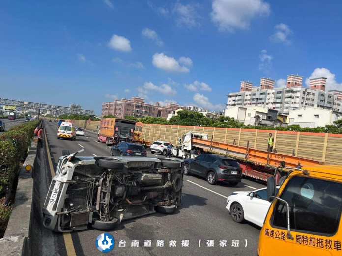 (更新國道翻車片)國一南下322.7公里上午追撞撞翻車 造成回堵5公里 70 358591063 585107040502427 5713820919195794547 n | 社會 社會 記者爆料網