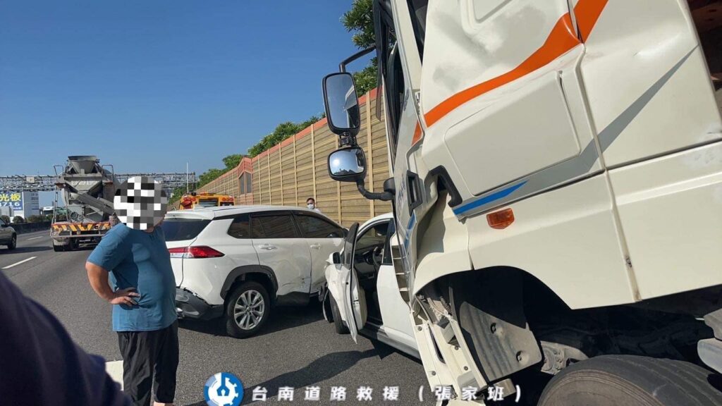 (更新國道翻車片)國一南下322.7公里上午追撞撞翻車 造成回堵5公里 67 360085717 585107083835756 5643347007698588465 n | 社會 社會 記者爆料網