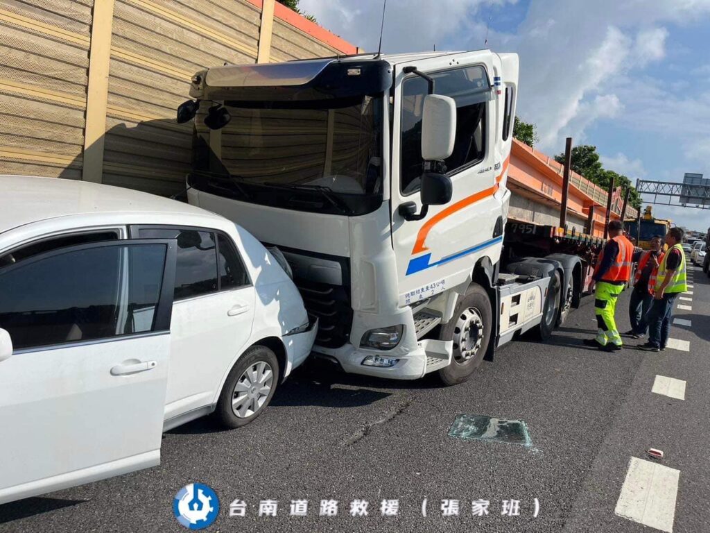 (更新國道翻車片)國一南下322.7公里上午追撞撞翻車 造成回堵5公里 68 358608416 585106880502443 5395808753073356650 n | 社會 社會 記者爆料網