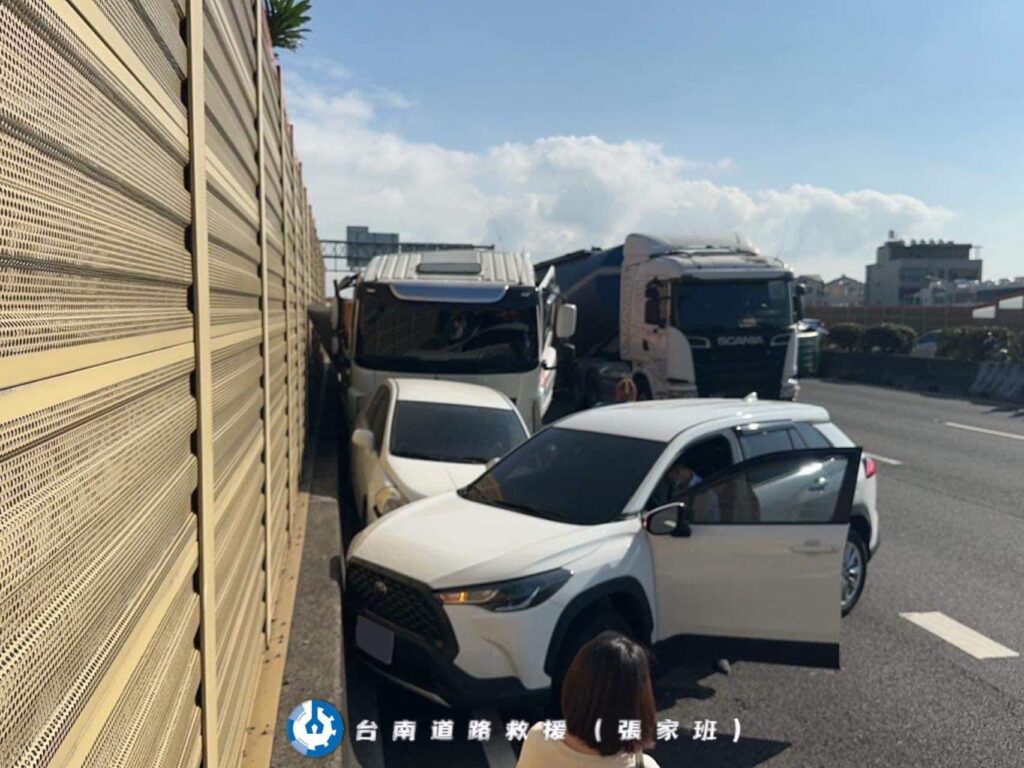 (更新國道翻車片)國一南下322.7公里上午追撞撞翻車 造成回堵5公里 69 畫面翻攝:台南道路救援張家班臉書