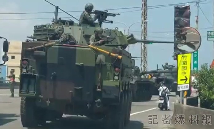 尷尬!國軍CM-34輪型30公厘鏈砲戰鬥車上街預演 砲管撞凹反射鏡 70 1689241610997 | 社會 社會 記者爆料網