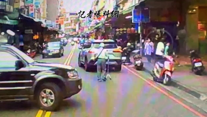 老翁走馬路遭「違規迴轉車撞」 一旁民眾目睹嚇一跳 66 710939189.103329.00 00 06 00.Still001 | 社會 社會 記者爆料網
