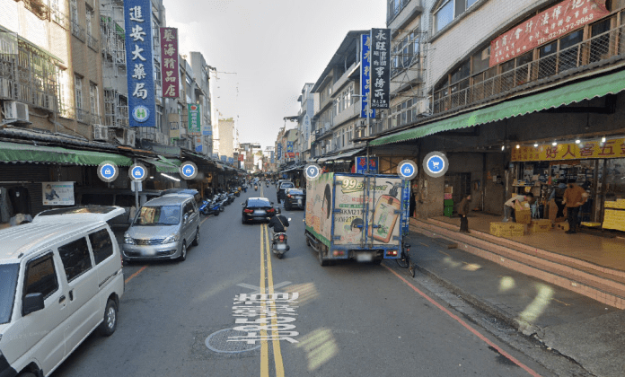 老翁走馬路遭「違規迴轉車撞」 一旁民眾目睹嚇一跳 65 image 15 | 社會 社會 記者爆料網