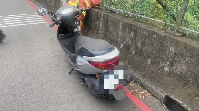 機車停在路邊2日!運動民眾往10米邊坡一看 驚見男屍 65 168924084157975 P23185795 | 社會 社會 記者爆料網