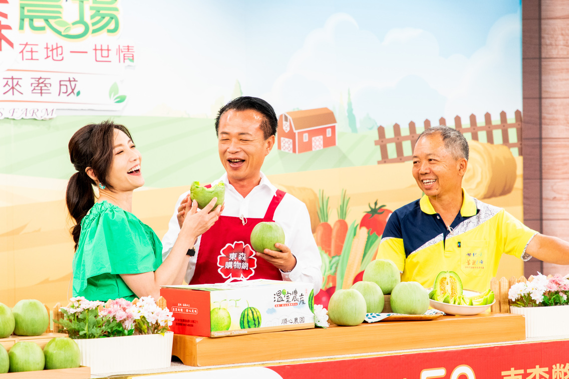 嘉義縣長翁章梁購物台直播秀 邀鄉親大啖連皮都能吃的品種 翠妞-綠翡翠香瓜