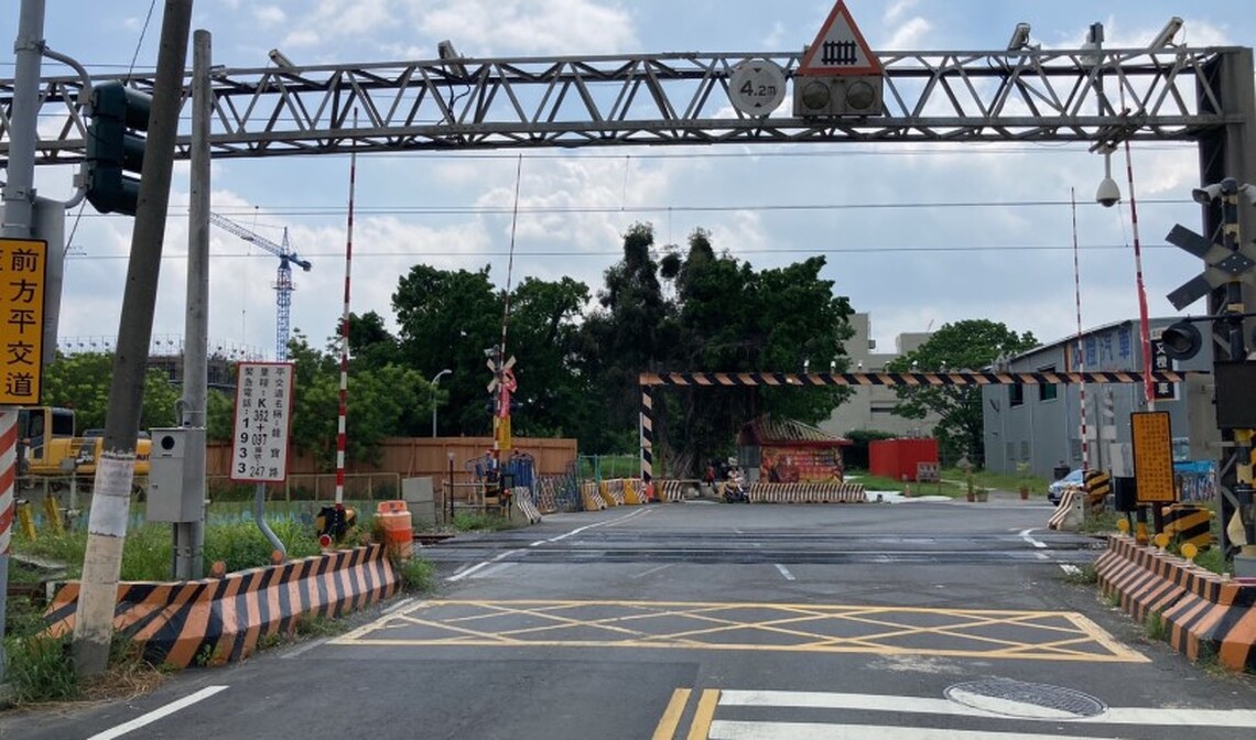 台南仁德龍寶路平交道施工封閉
