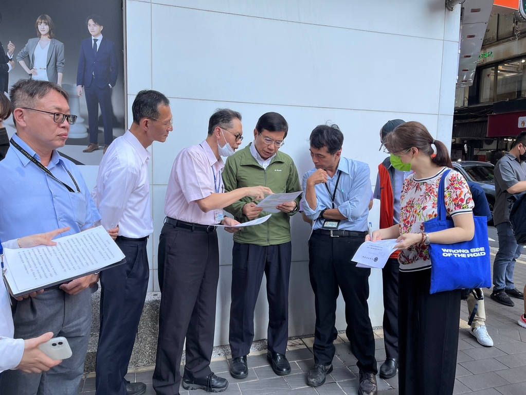 王國材視察許昌街及南陽街口車輛停讓行人情形（圖：交通部道安會）