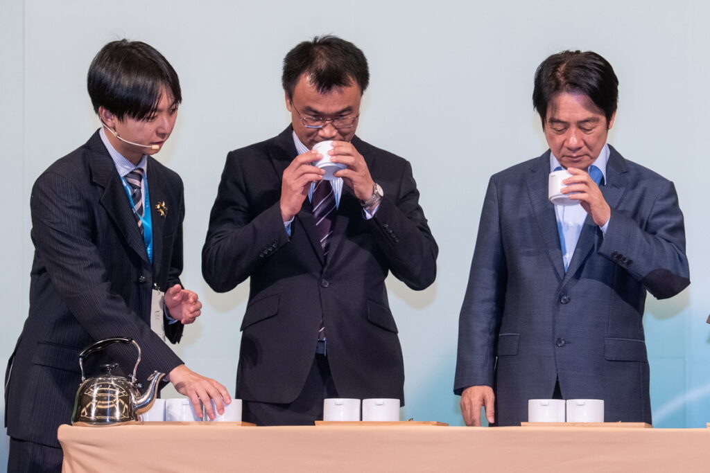 臺灣咖啡產業策略聯盟召集人林哲豪(左)帶領農委會主委陳吉仲(中)與副總統賴清德(右),體驗專業咖啡評測過程。