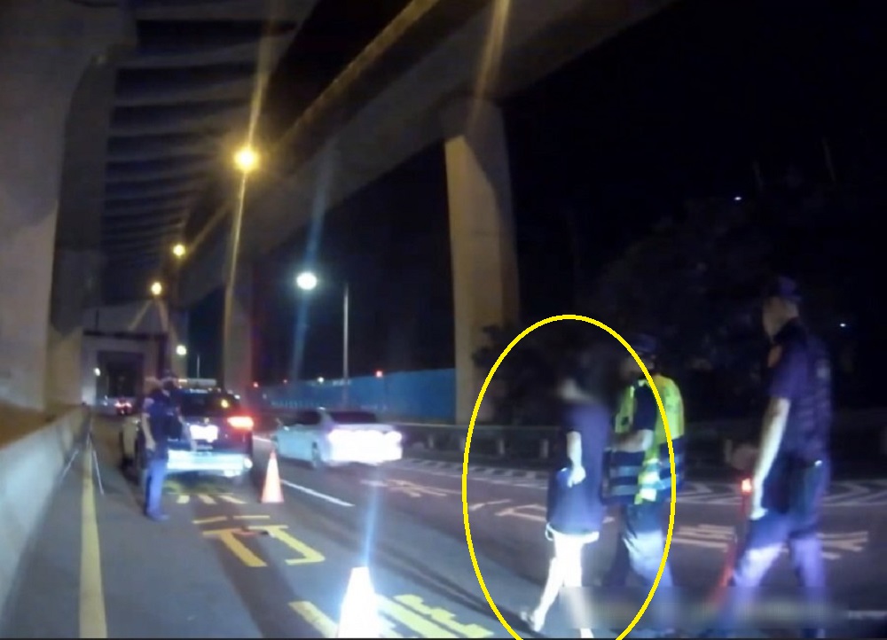 突然腹痛竟是有孕六週 警沿路鳴笛急載通緝女就醫 258 突然腹痛竟是有孕六週 警沿路鳴笛急載通緝女就醫 257
