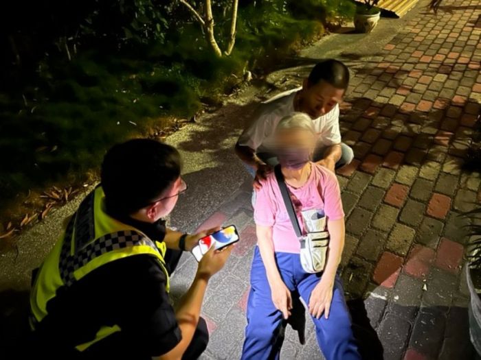 老婦低血糖路倒癱坐 民眾通報警、消協助就醫