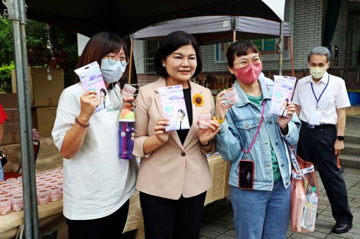 雲縣國中小學暨幼兒園教甄初試 張麗善贈狀元糕祝福金榜提名