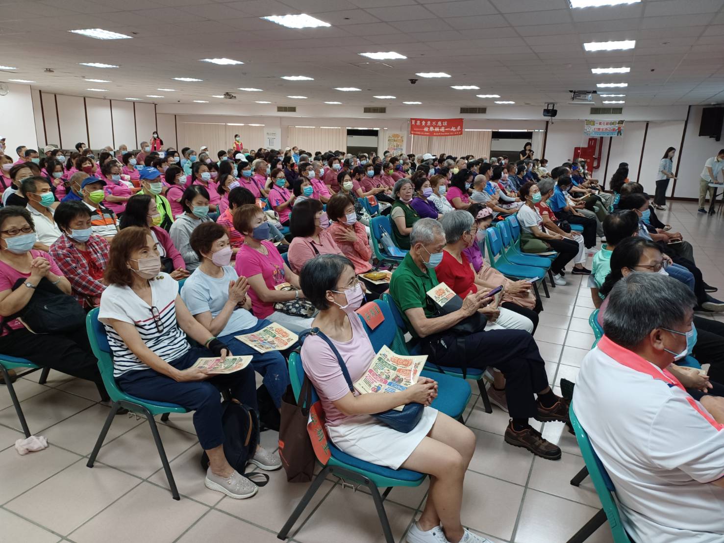 112年度內湖區鄰長研習暨市政參觀有882位里鄰長參加,會場座無虛席。(記者黃荷琇翻攝)