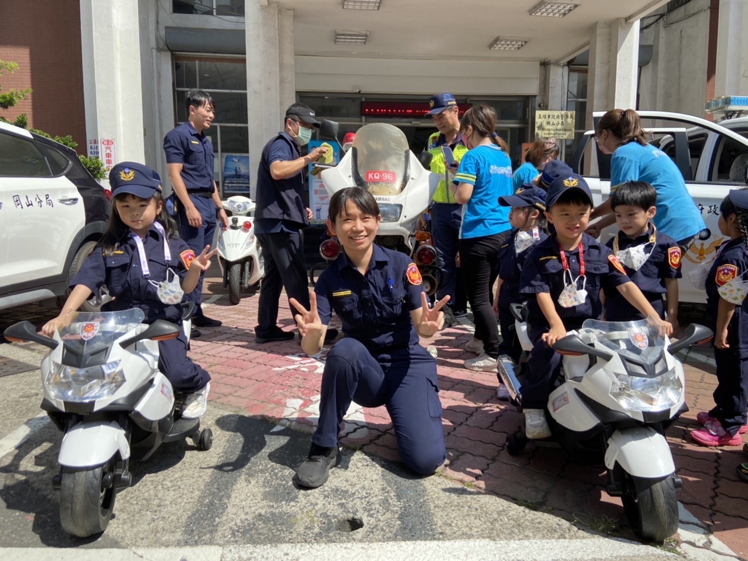 小小Police開巡邏車騎哈雷機車樂開懷