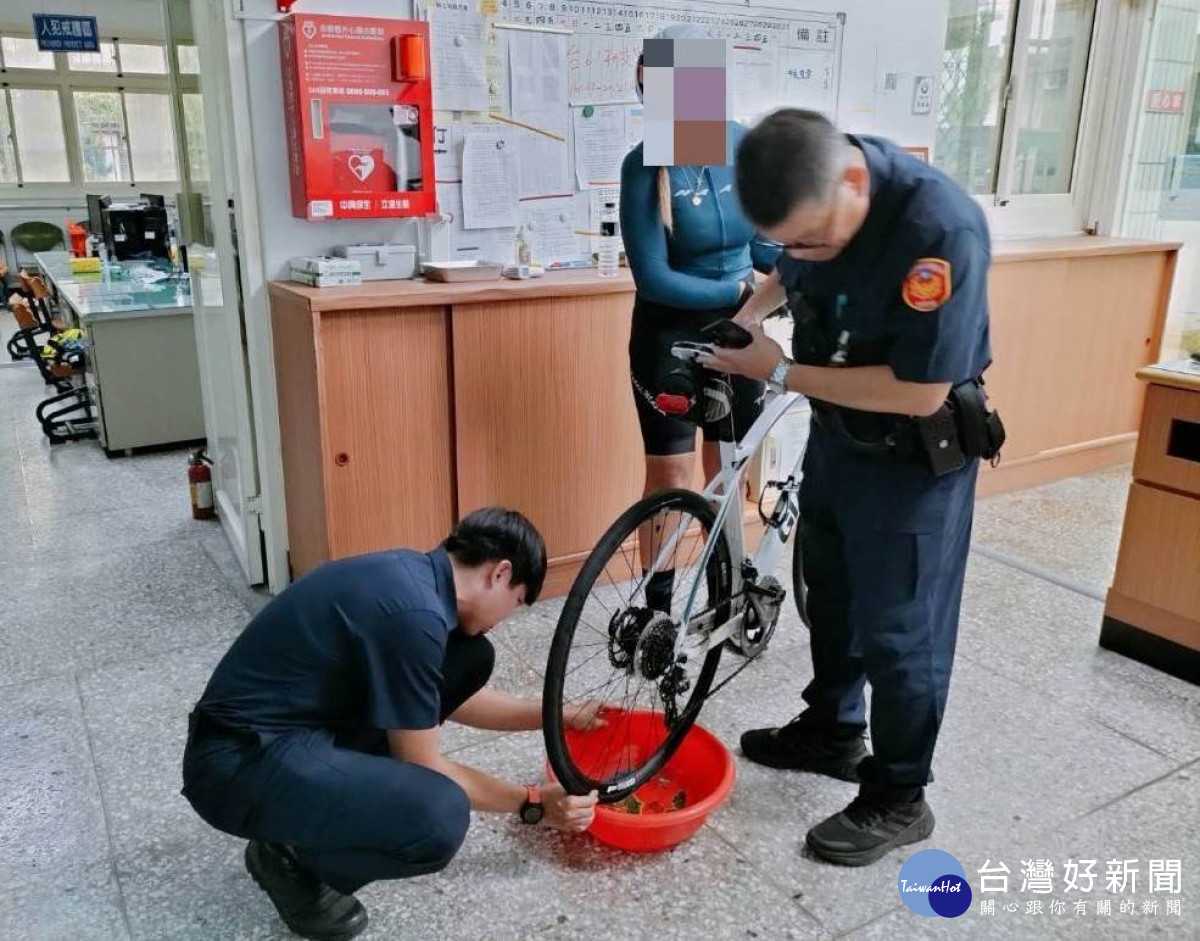 蘆竹分局警察協助外籍女子解決自行車破輪消氣問題。