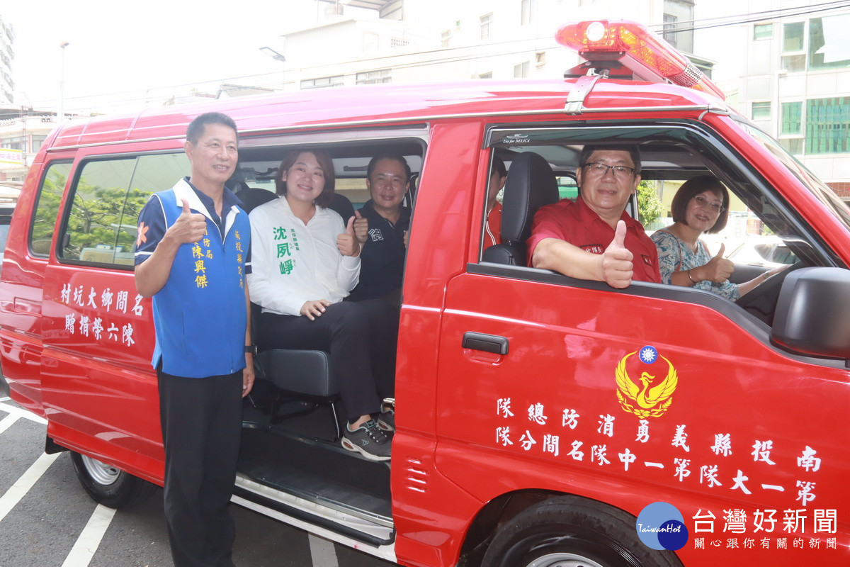 陳小姐與來賓啟動勤務車。(記者扶小萍攝)