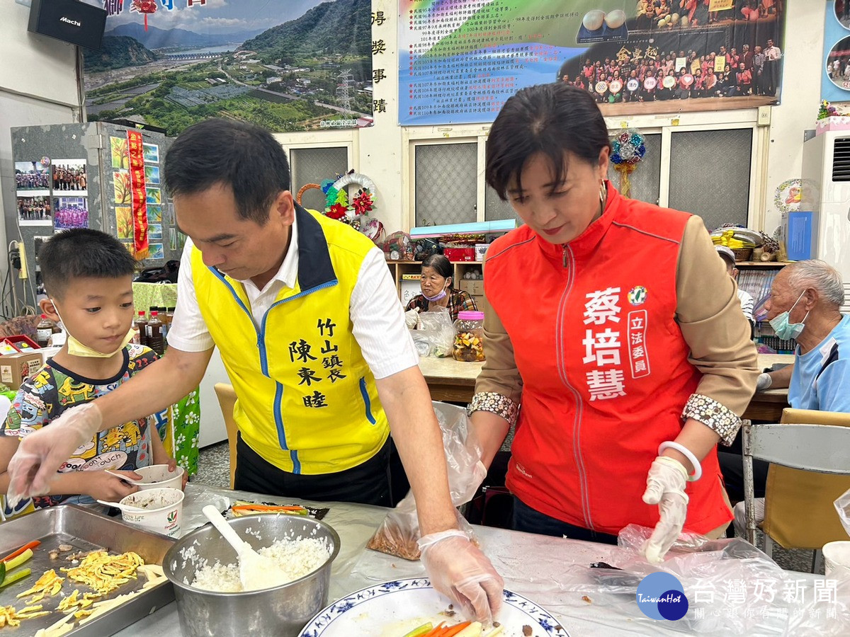 立委蔡培慧與竹山鎮長陳東睦,一同陪伴社區孩童長輩製作在地美食。