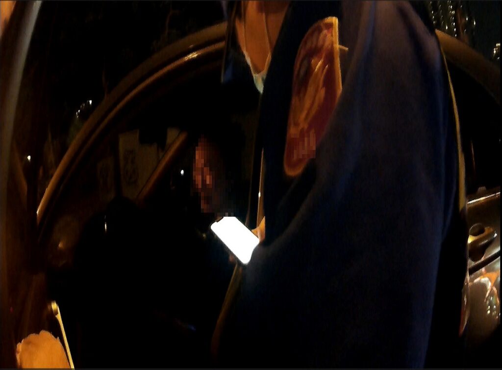 ▲圖說：員警找到女子車輛後，向前關心確認其生命狀況              （圖／台中市政府提供）