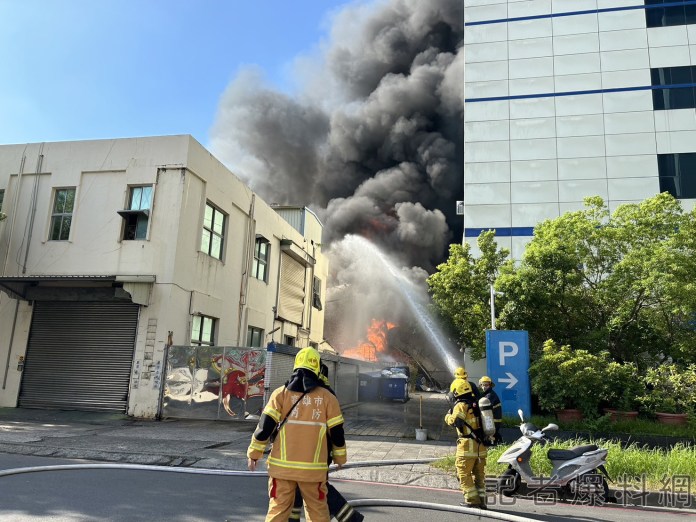 (爆炸起火片)高雄楠梓加工廠1塑膠廠爆炸起火 濃煙直衝天際畫面曝光 63 S 14639169 | 社會 社會 記者爆料網