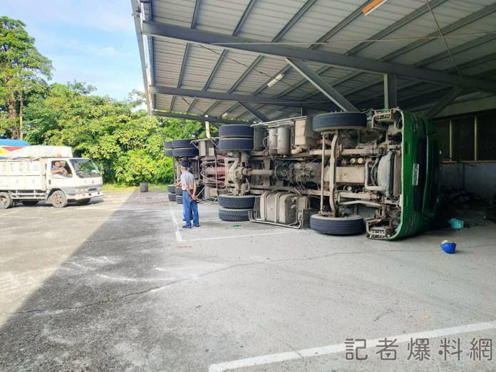 (翻車片)台中1聯結車載垃圾翻覆 失控摔入精舍「南無阿彌陀佛」雨遮 67 743665 | 社會 社會 記者爆料網