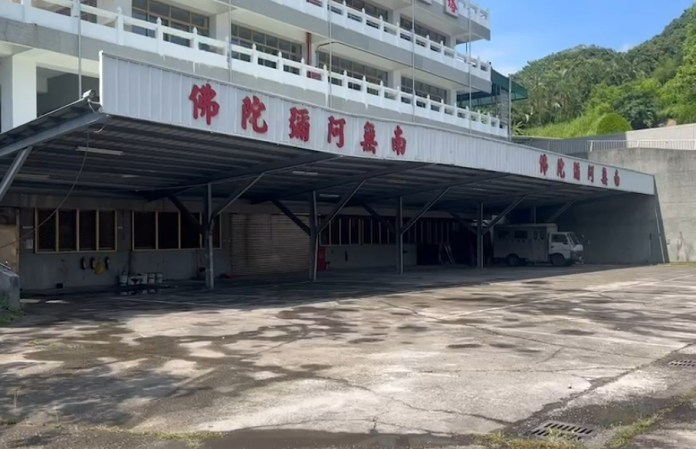 (翻車片)台中1聯結車載垃圾翻覆 失控摔入精舍「南無阿彌陀佛」雨遮 65 1689320432708 | 社會 社會 記者爆料網